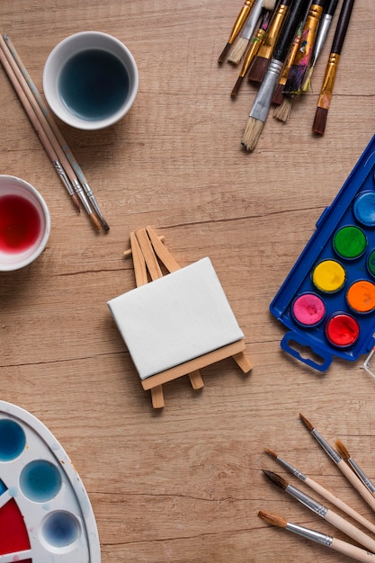 Foto gratuita strumenti di pittura vista dall'alto sul tavolo