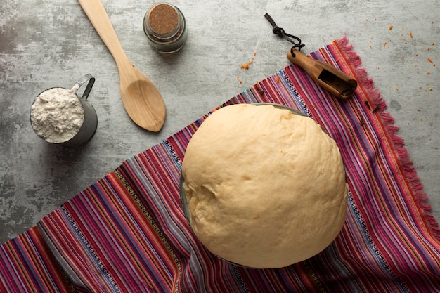 Foto gratuita vista dall'alto dell'impasto pan de muertoto