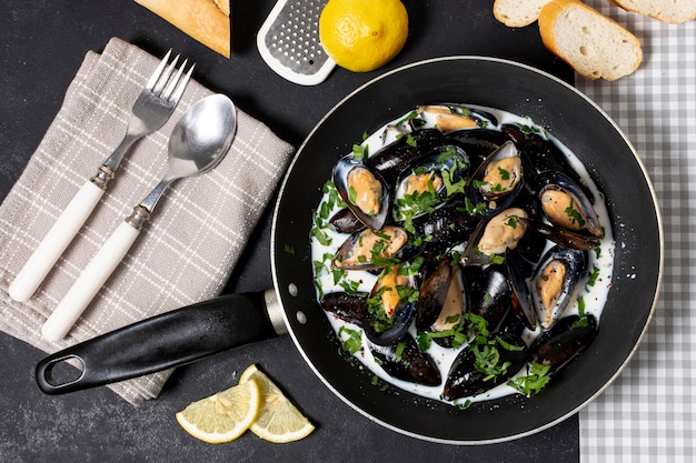 Padella vista dall'alto con gustosa salsa di cozze