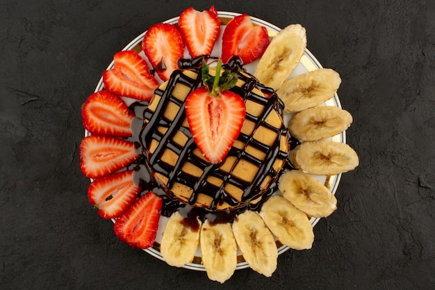 Free photo top view pancakes delicious with fruits and chocolate on the dark background