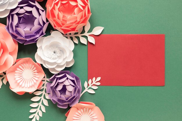 Вид сверху бумажных цветов с картой на женский день