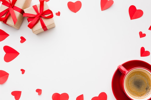 Foto gratuita vista dall'alto di forme di cuore di carta e caffè per san valentino