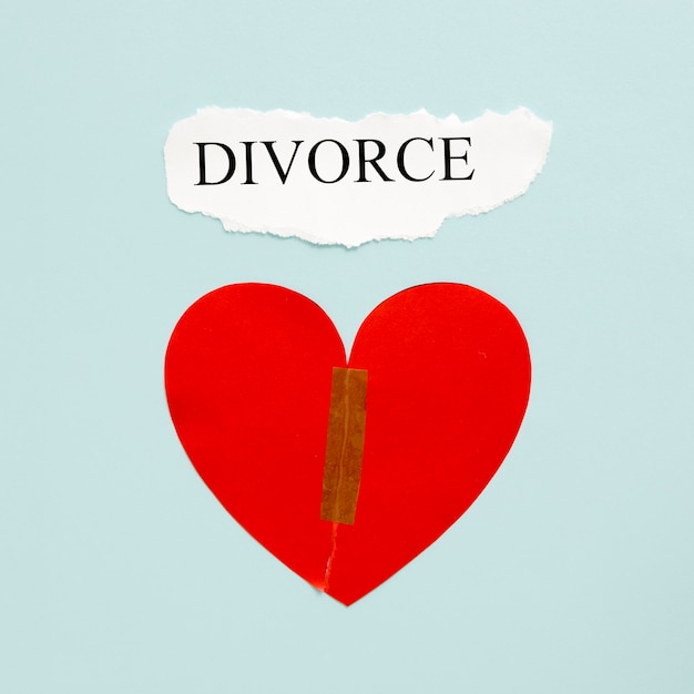 Free photo top view paper heart with divorce