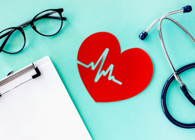 Вид сверху бумажного сердца с сердцебиением и стетоскопом