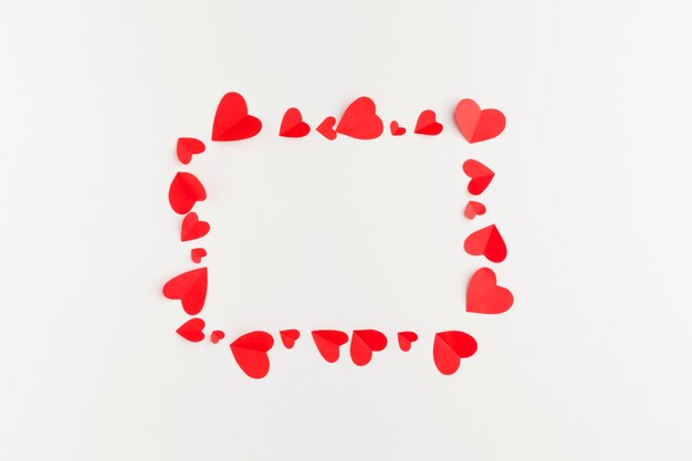 Взгляд сверху рамки бумажных сердец на день валентинок