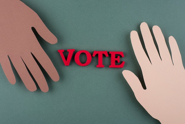 Бесплатное фото Набор для голосования в бумажном стиле с видом сверху