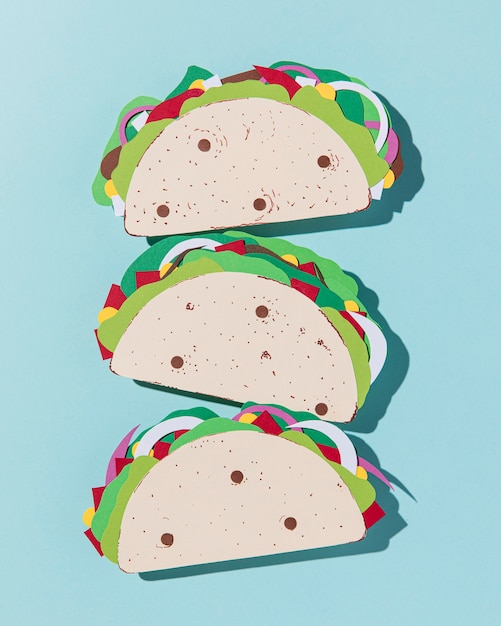 Free photo top view paper tacos on blue background