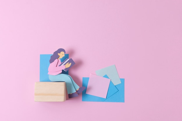 Foto gratuita donna di carta vista dall'alto con post-it