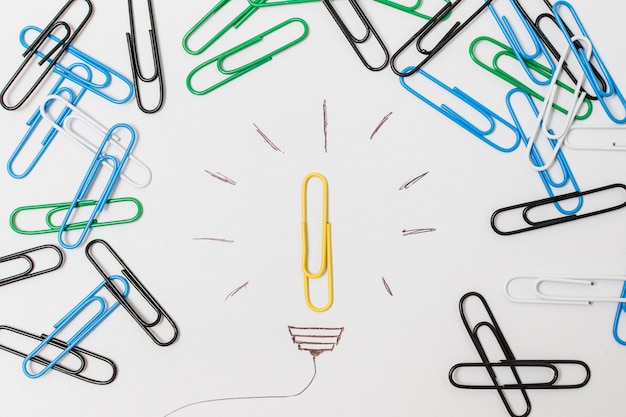 Foto gratuita vista dall'alto, paperclip lightbulb