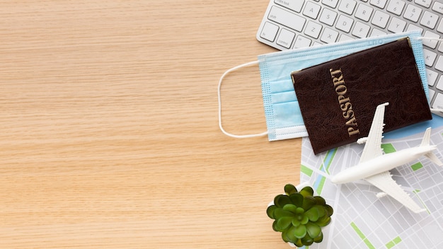 Foto gratuita passaporto, maschera e tastiera vista dall'alto