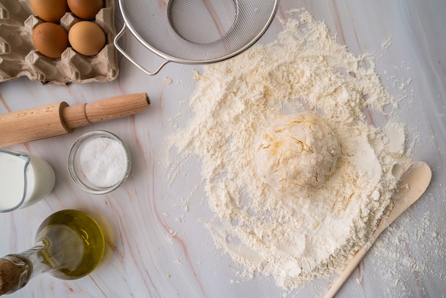 Free photo top view pasta dough with kitchen supplies