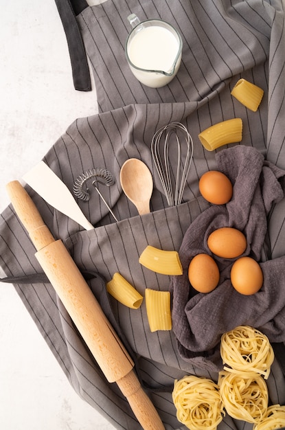 Vista dall'alto varietà di pasta con ingredienti