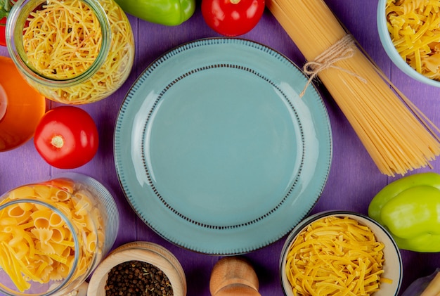 Vista dall'alto di pasta con ingredienti