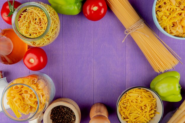 Vista dall'alto di pasta con ingredienti