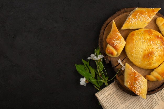 Free photo top view pastries with croissants sweet delicious on the brown desk and dark floor