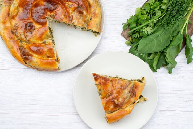 白い机の上に新鮮な緑と一緒に調理された野菜の上面ペストリー食品食事ディナー写真