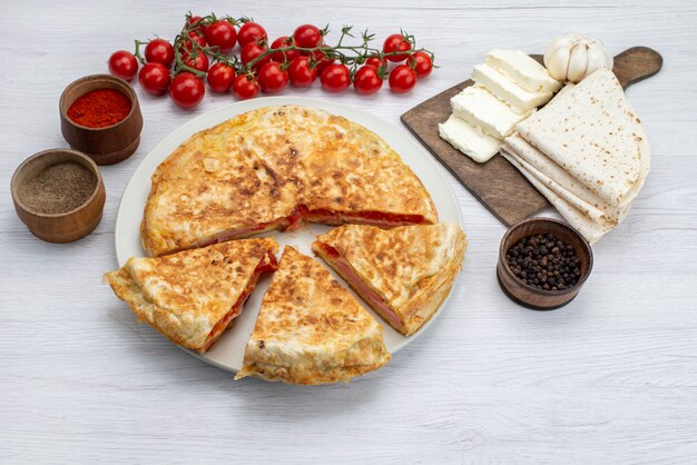 ホワイトデスク食品食事ランチ写真に白いチーズとフレッシュトマトと一緒に野菜のトップビューペストリー