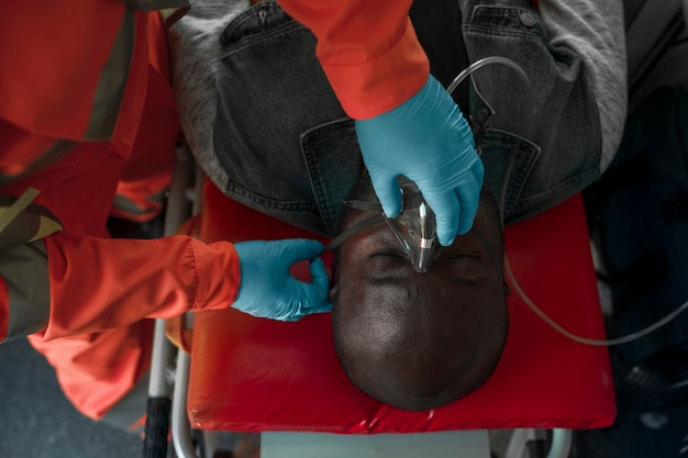 Free photo top view patient with oxygen mask