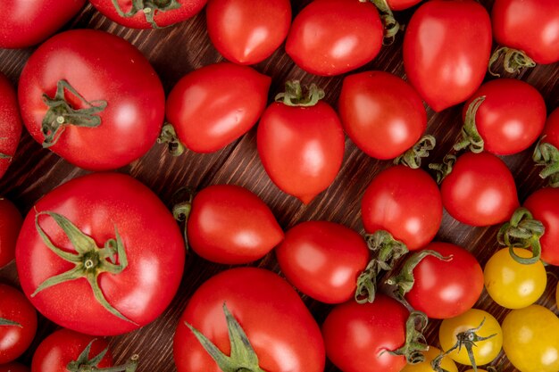 Top view of pattern of tomatoes on wood