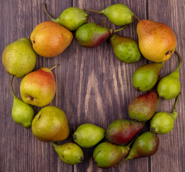 Top view of peaches set in round shape on wooden surface