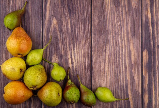 Free photo top view of peaches on wooden surface