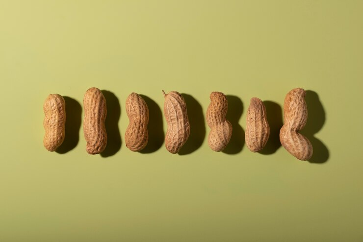 मुफ़्त फोटो top view peanuts on green background