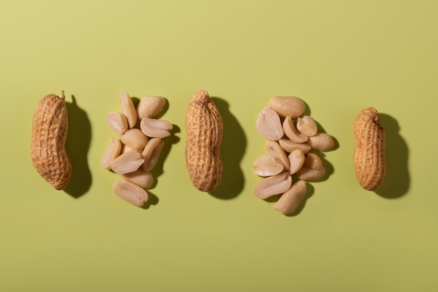 Free photo top view peanuts on green background