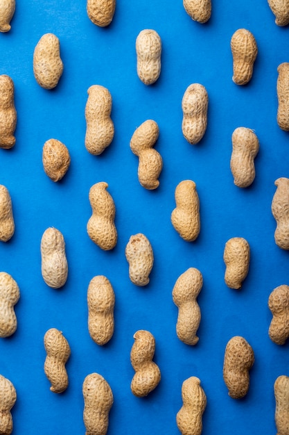 Бесплатное фото Вид сверху арахис в скорлупе на синем фоне