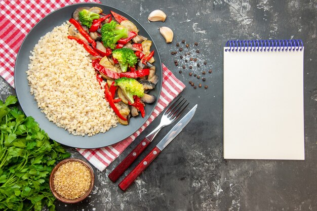 회색 테이블 오일 쌀 색상 식사 사진 건강한 생활 다이어트에 맛있는 요리 야채와 칼 붙이와 상위 뷰 진주 보리