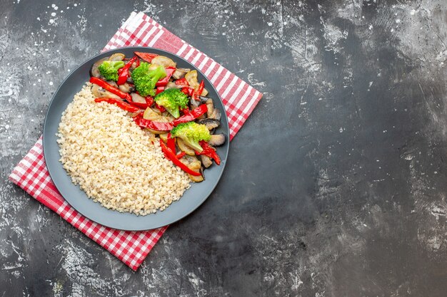 회색 테이블에 맛있는 요리 야채를 곁들인 상위 뷰 진주 보리 쌀 다이어트 컬러 오일 식사 사진 건강한 생활 여유 공간