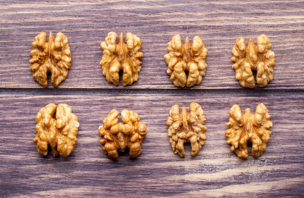 Бесплатное фото Вид сверху очищенные грецкие орехи на деревянном фоне