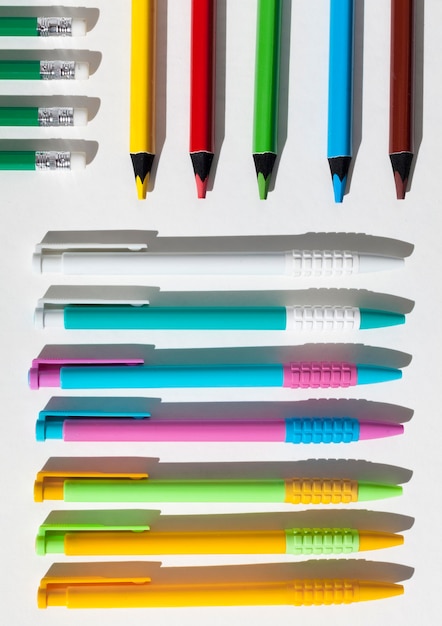 Free photo top view pencils and pens arrangement