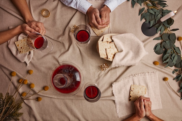 Vista dall'alto delle persone che festeggiano il primo giorno del seder pasquale