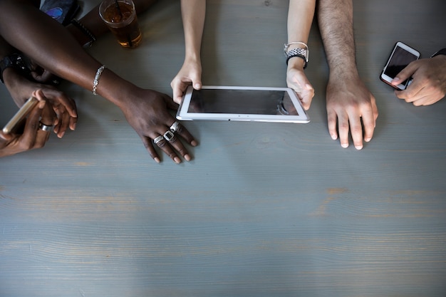 Foto gratuita vista dall'alto persone che utilizzano il tablet