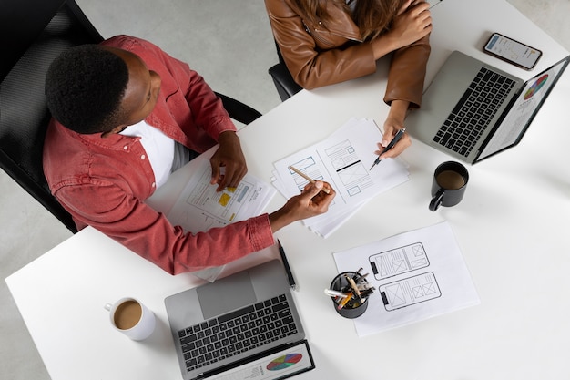 Foto gratuita persone con vista dall'alto che lavorano con i laptop