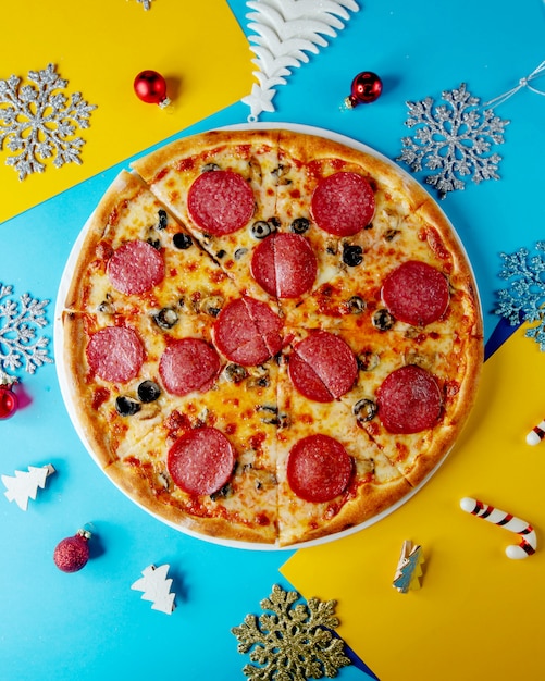 Вид сверху пиццы пепперони с сыром, оливками и грибами