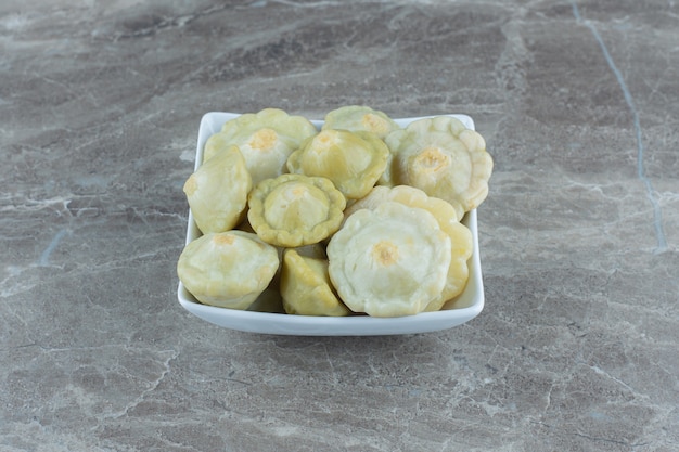 Free photo top view of pickle green patty pan squash in white bowl