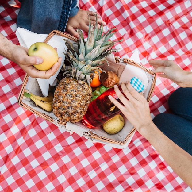 Foto gratuita cestino da picnic vista dall'alto