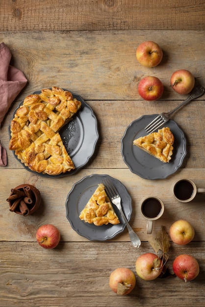 Free photo top view pie and apples arrangement