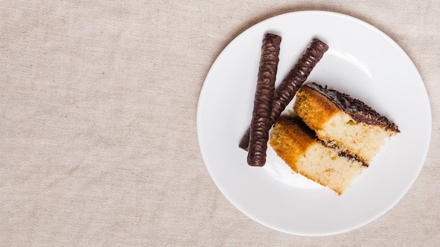 Foto gratuita vista dall'alto pezzo di torta con bastoncino di cioccolato