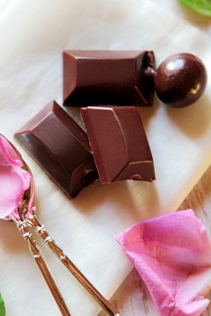 무료 사진 초콜릿 볼과 장미 꽃잎과 초콜릿의 상위 뷰 조각