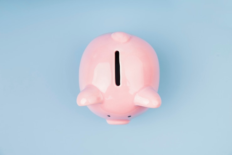 免費 Photo 藍色壁紙上的小豬銀行
