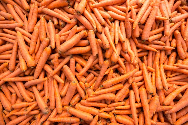 Вид сверху на кучу моркови