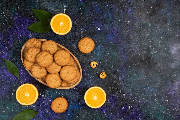 Вид сверху. Куча самодельного свежего печенья и печенья с апельсином над поверхностью космоса.