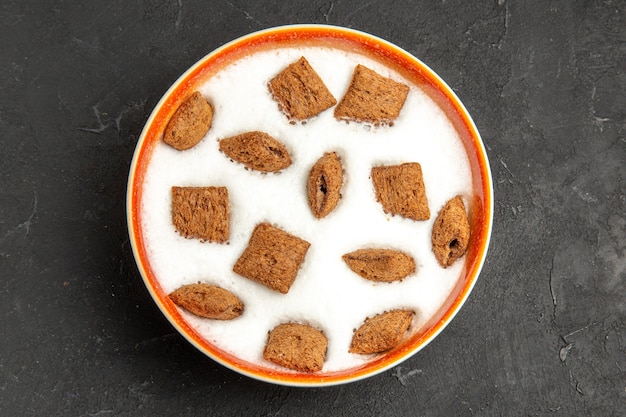 Biscotti a cuscino vista dall'alto con latte per colazione al buio