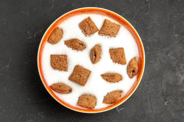 暗闇の中で朝食のためのミルクとトップビュー枕クッキー 無料写真