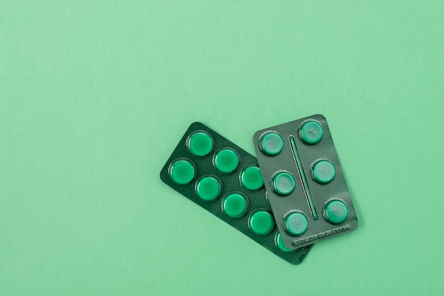 Free photo top view pills on green background