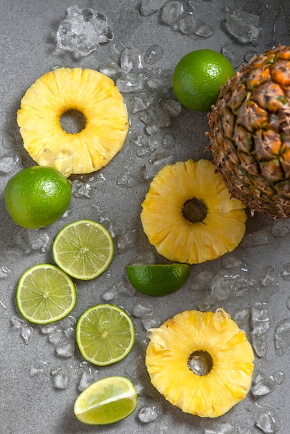 Foto gratuita disposizione di ananas e lime vista dall'alto