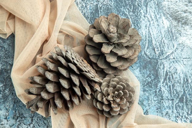 어두운 표면에 베이지 색 목도리에 상위 뷰 pinecones