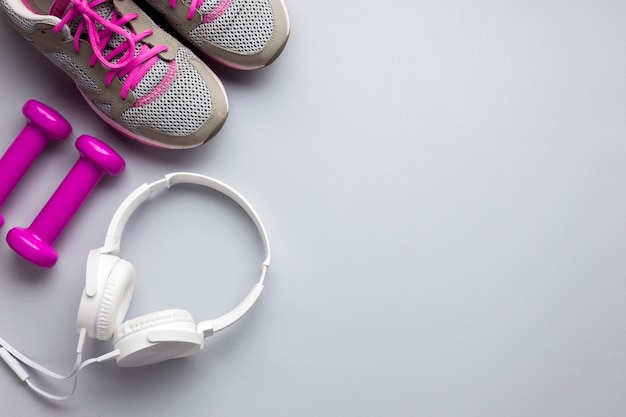 Free photo top view pink sports attributes with headphones